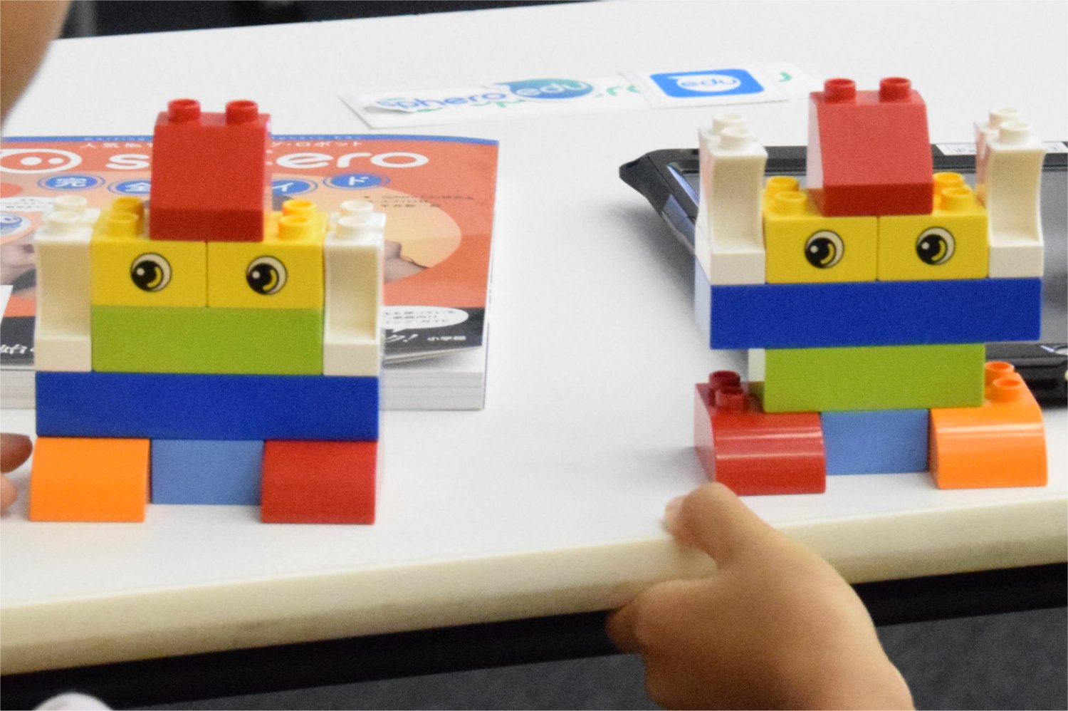 LEGOブロックを使ったアンプラグドプログラミングのワークショップ。